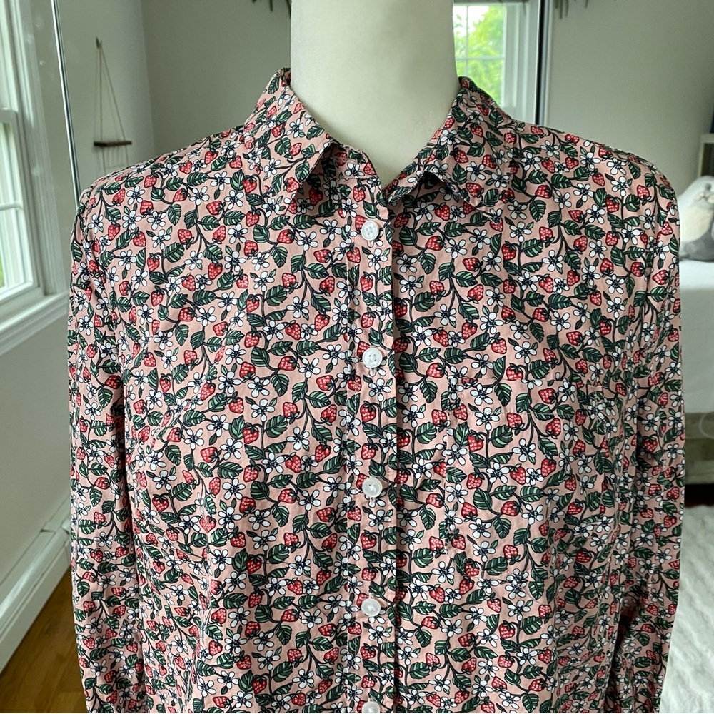 Boden Classic Cotton Button Up Shirt in Strawberry print